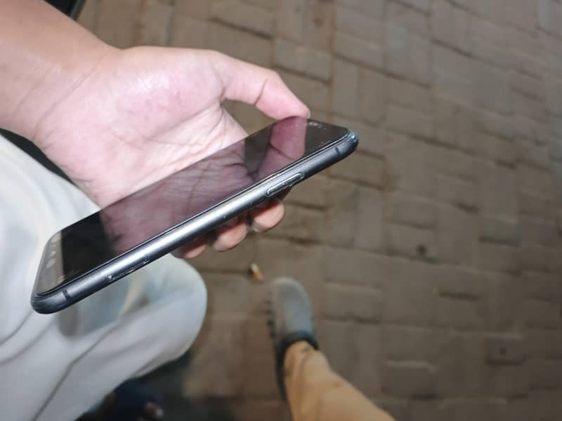 Apple iPhone 11 3
