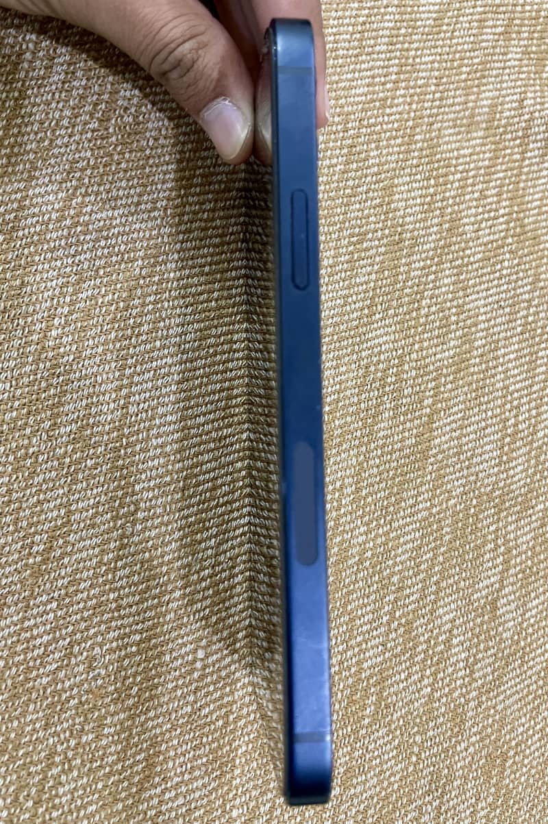 Apple iPhone 12 4