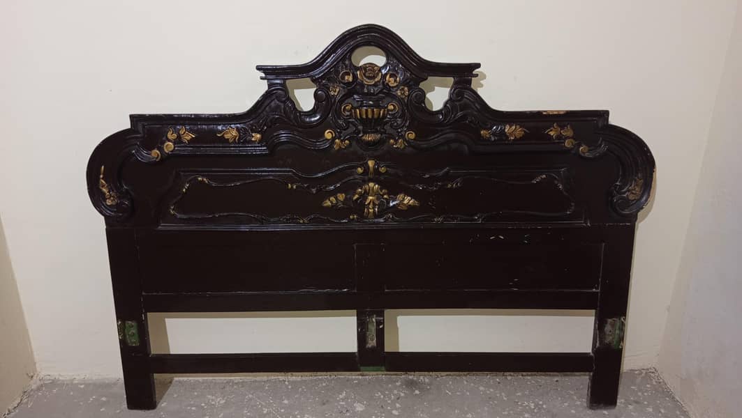 Wodden bed 0