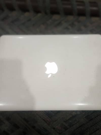 MacBook 2009 White Colour Good Condition