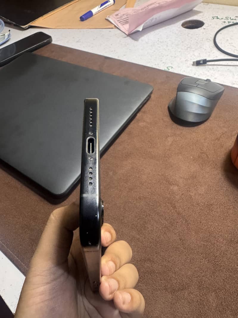 Apple iPhone 16 Plus 11