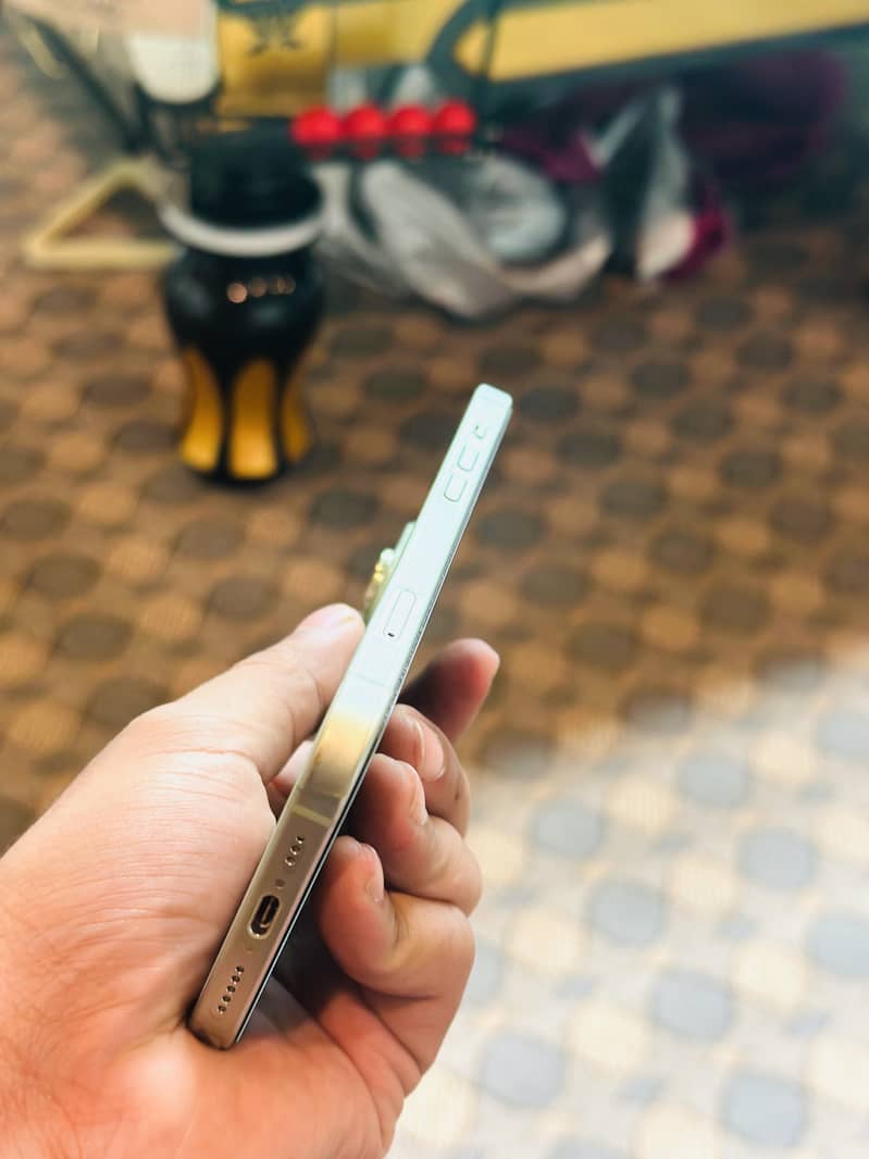 Apple iPhone 15 4
