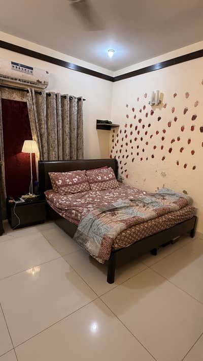 1 king size bed 2 side tables