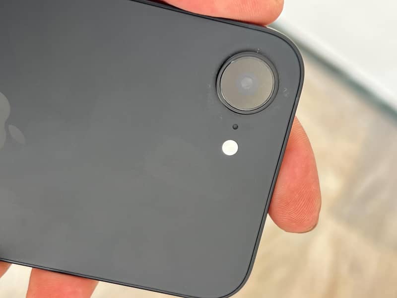 Apple iPhone 16e 0