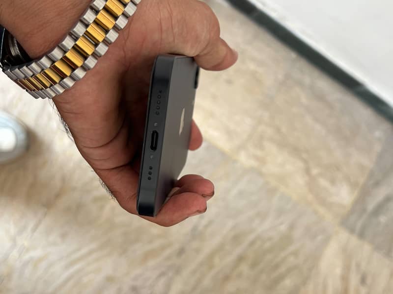 Apple iPhone 16e 1