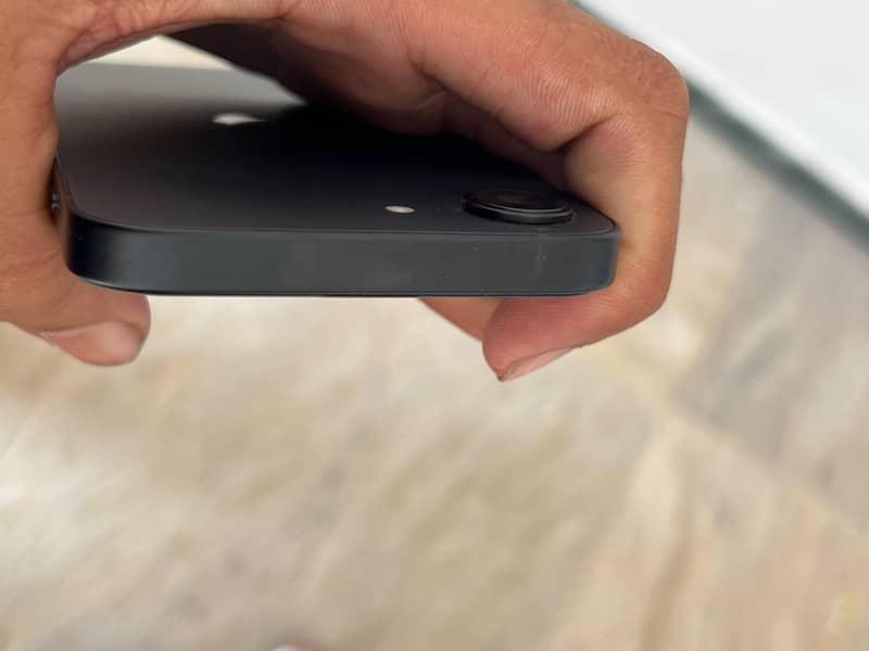 Apple iPhone 16e 3