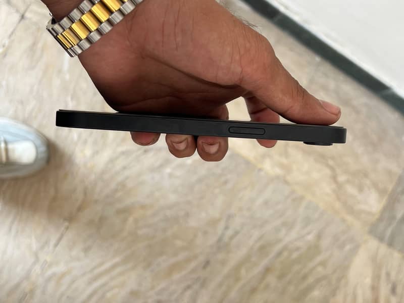 Apple iPhone 16e 5