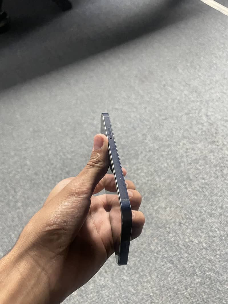 Apple iPhone 12 4