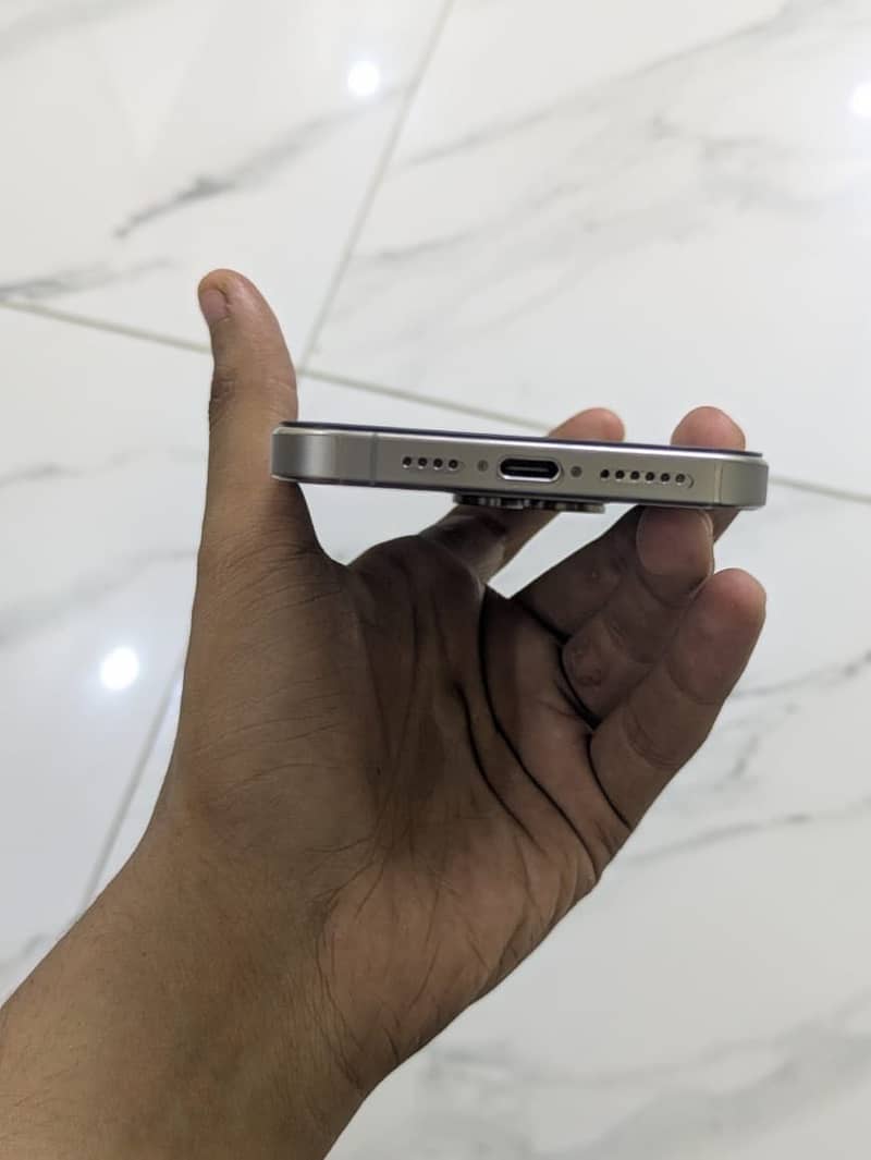 Apple iPhone 15 Pro Max 4