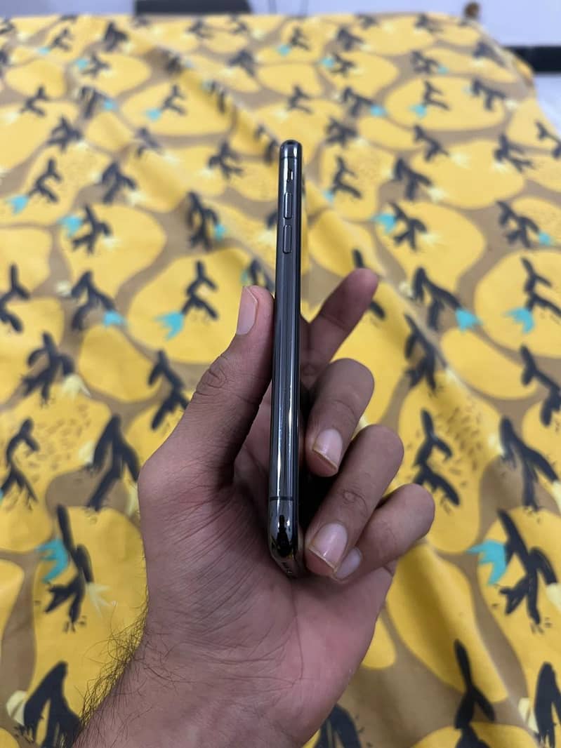 Apple iPhone X 4