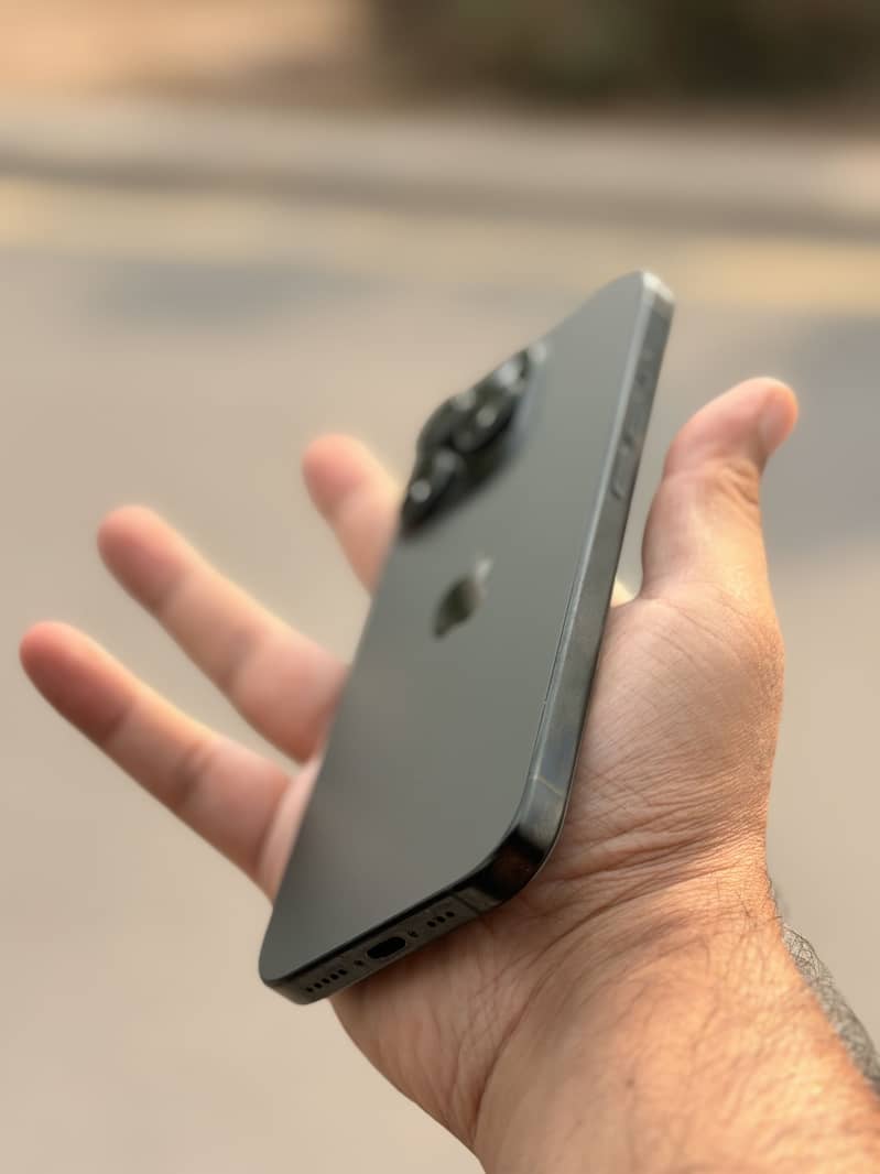 Apple iPhone 16 Pro 0
