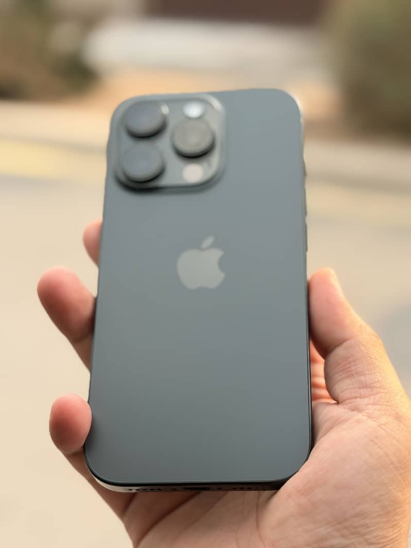 Apple iPhone 16 Pro 1