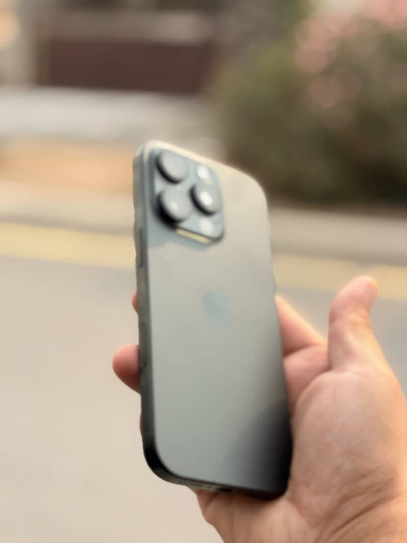 Apple iPhone 16 Pro 2