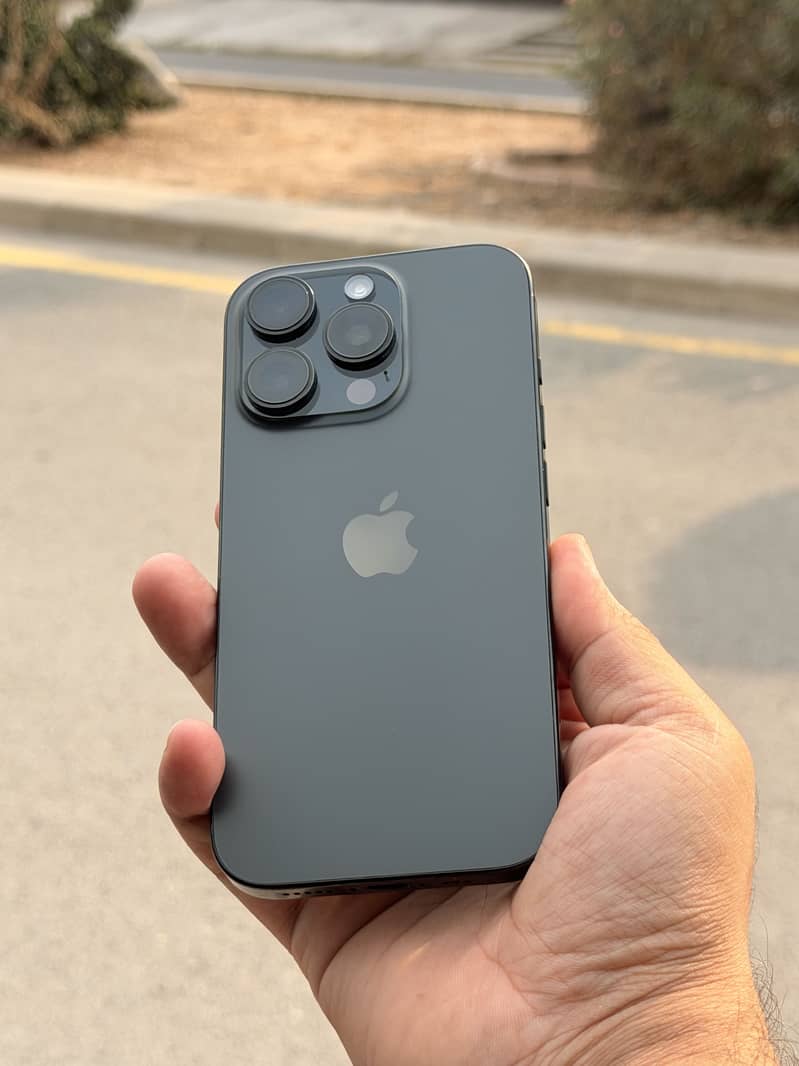 Apple iPhone 16 Pro 3
