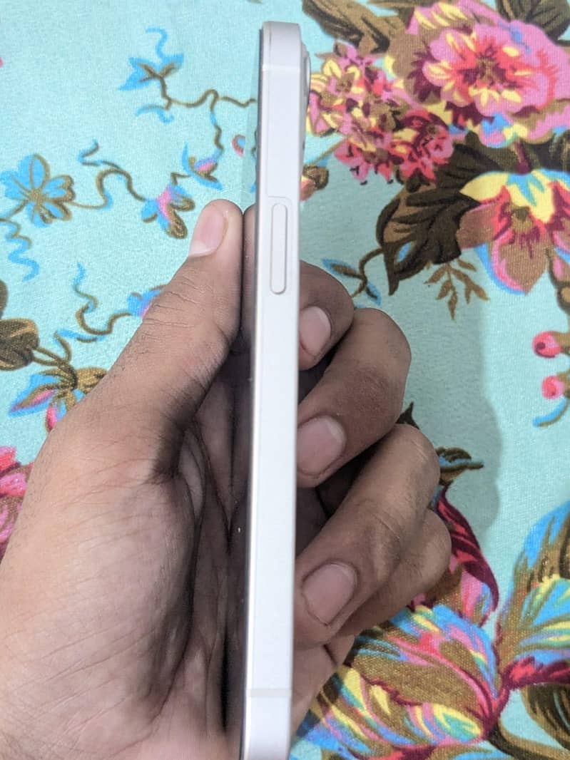 Apple iPhone 13 4