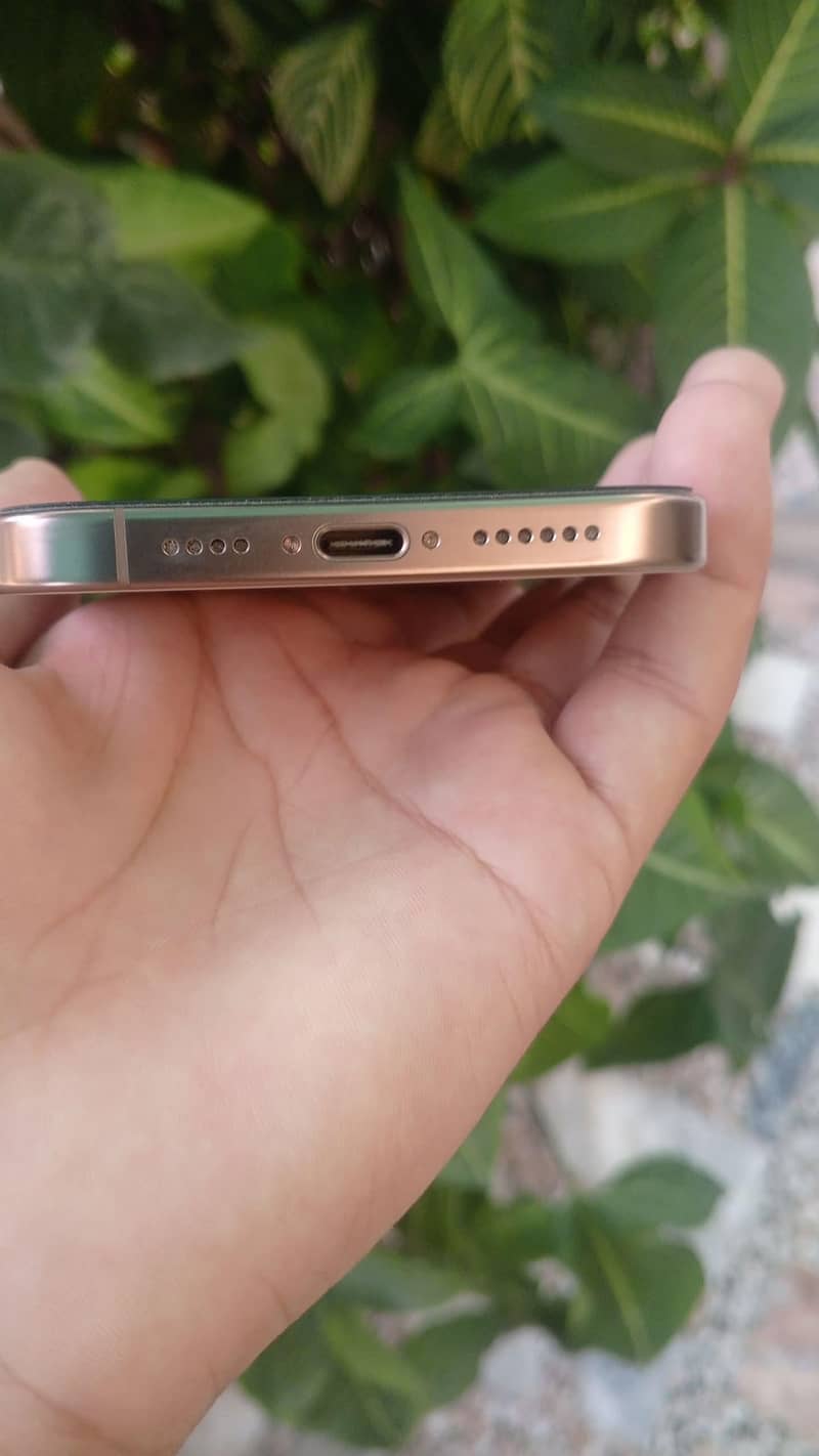 Apple iPhone 16 Pro Max 4
