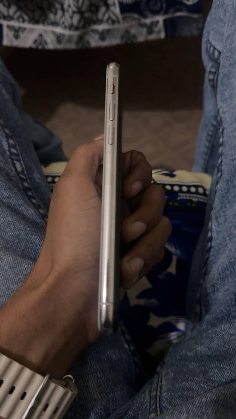 Apple iPhone X 4