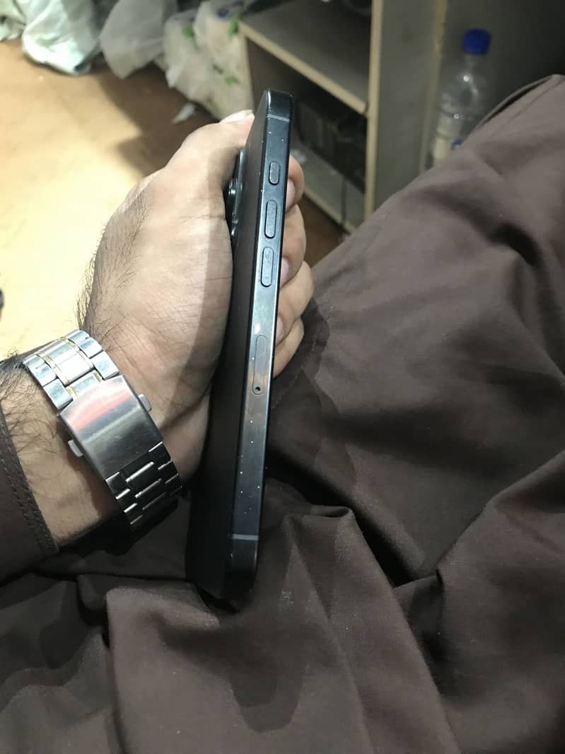 Iphone 16 pro jv 1