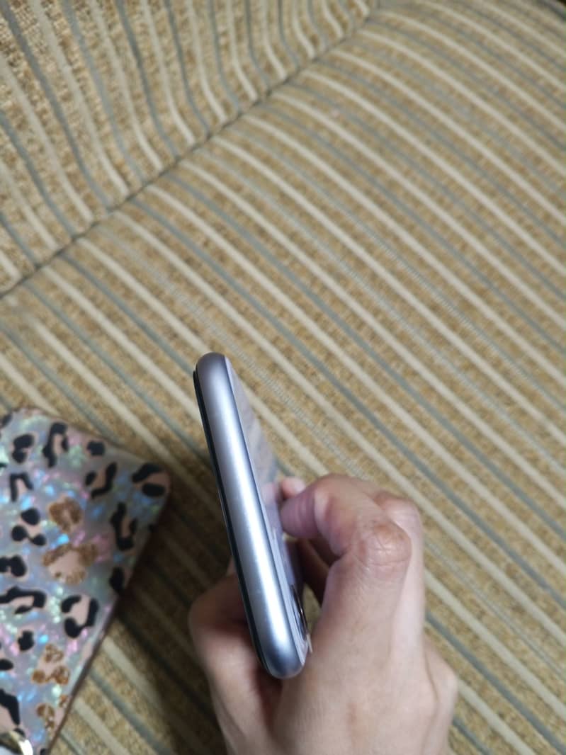 Apple iPhone 11 3