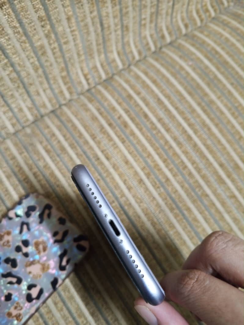 Apple iPhone 11 4