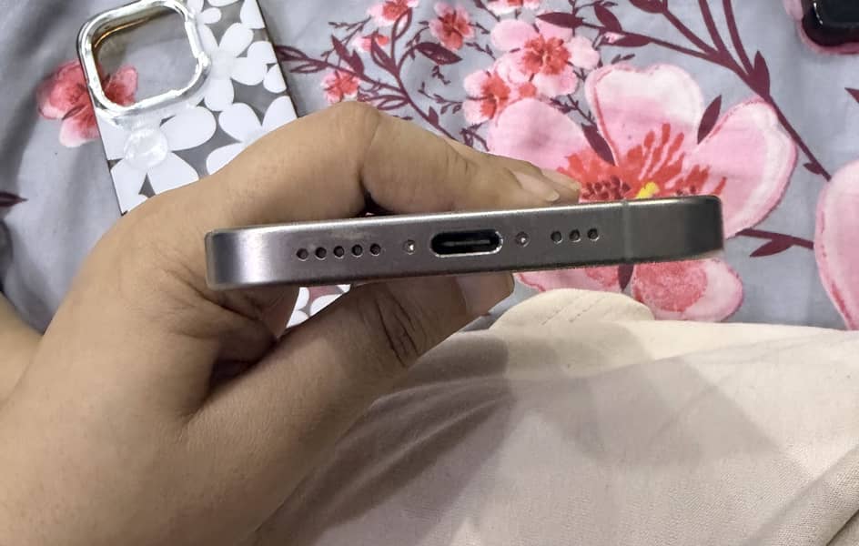 Apple iPhone 15 Pro 4