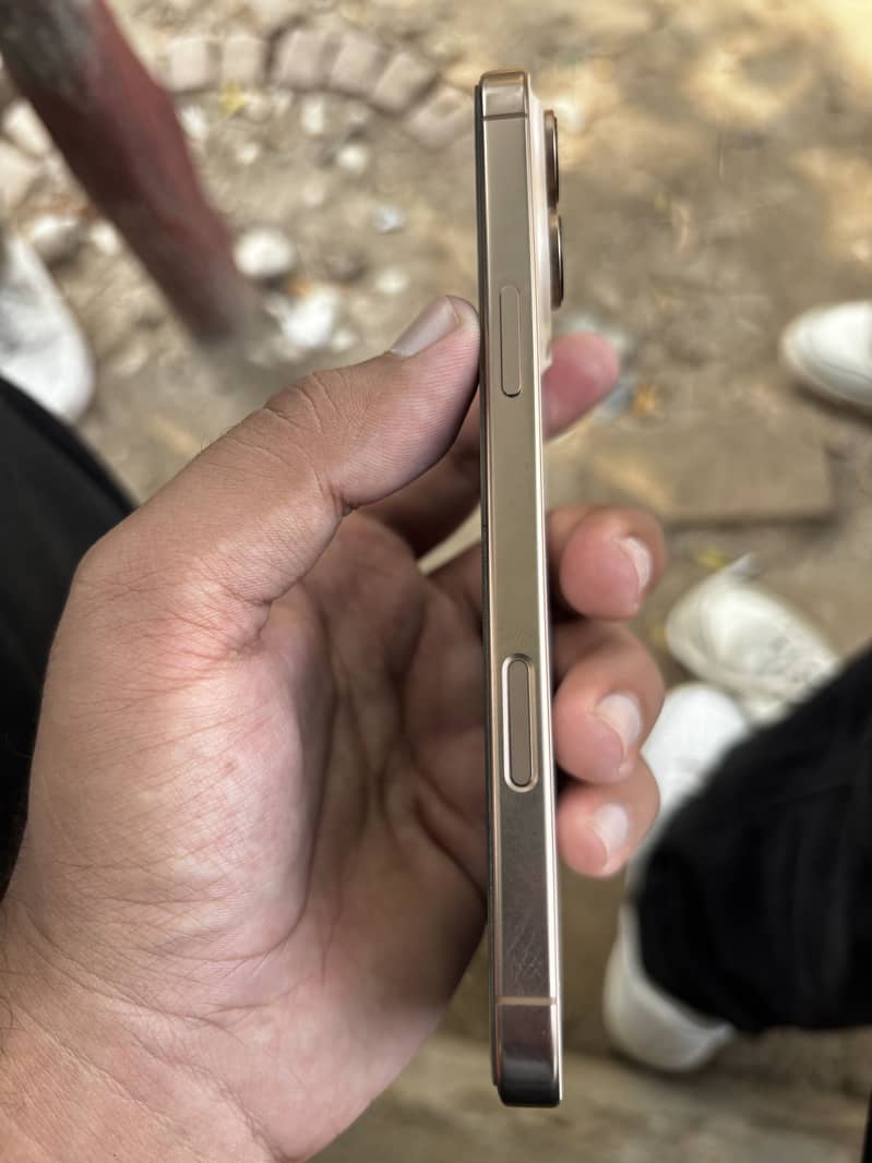 Apple iPhone 16 Pro Max 0