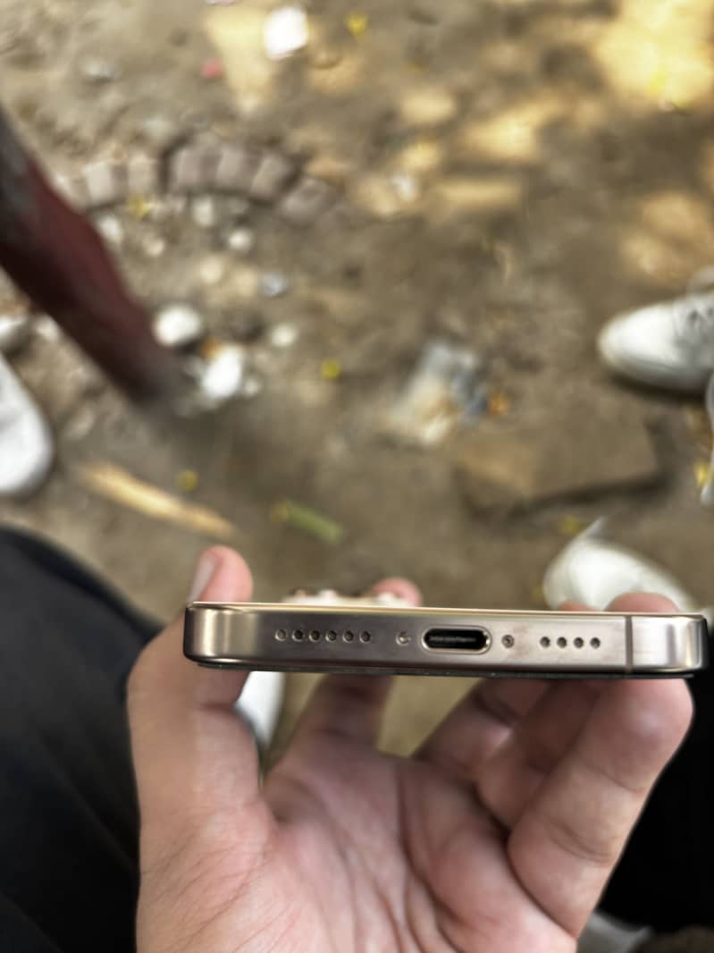 Apple iPhone 16 Pro Max 2