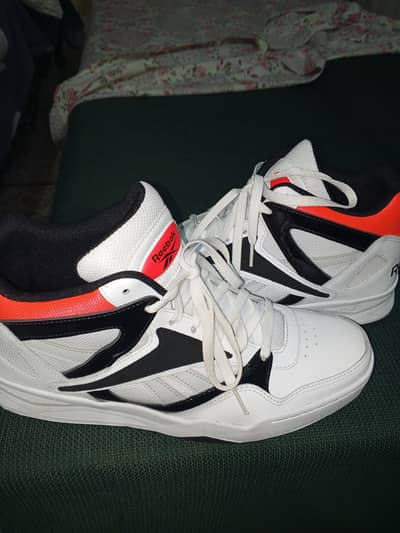 REEBOOK MADE IN VIETNAM.