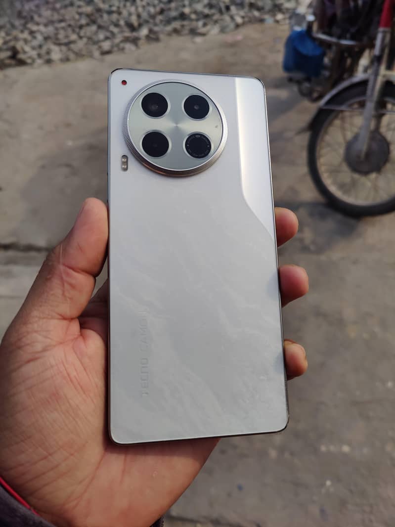 Tecno CAMON 30 0