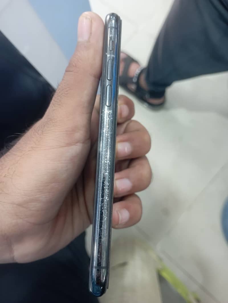 Apple iPhone 11 Pro 4