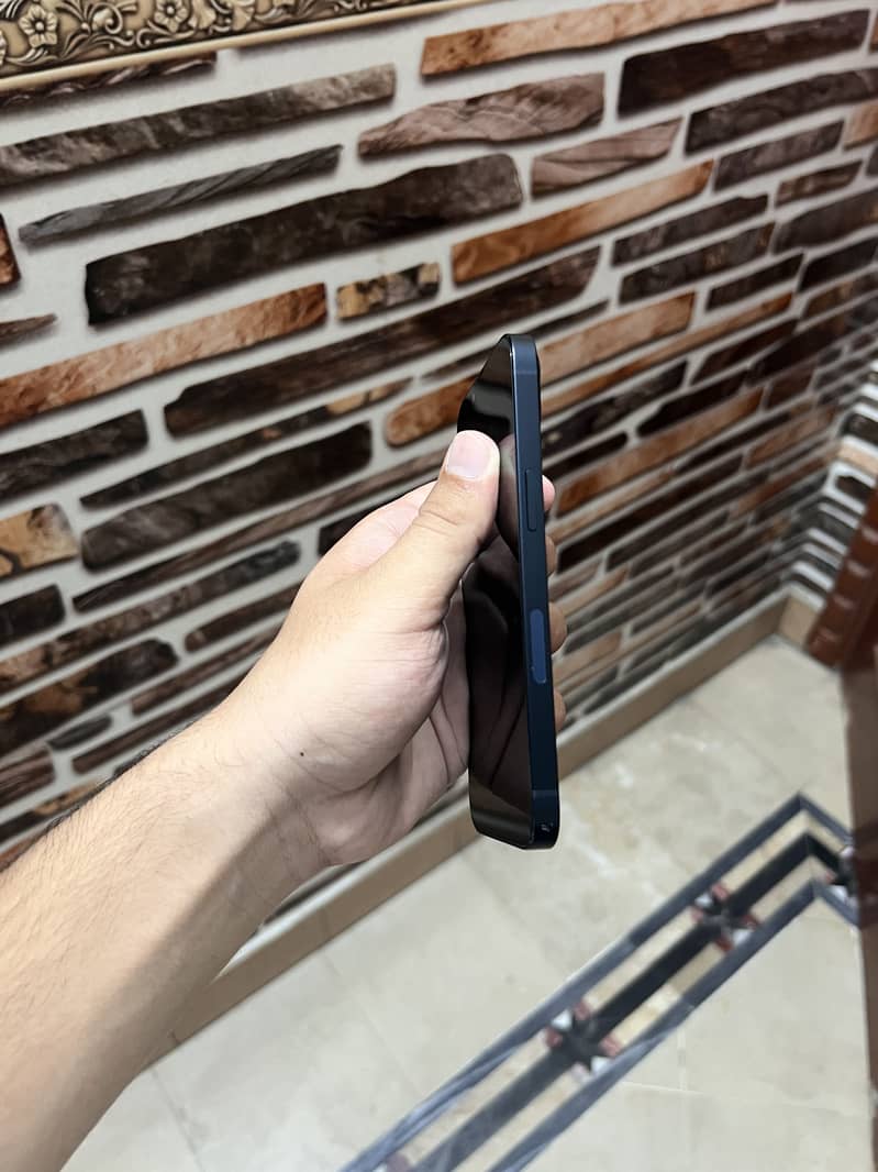 Apple iPhone 13 2