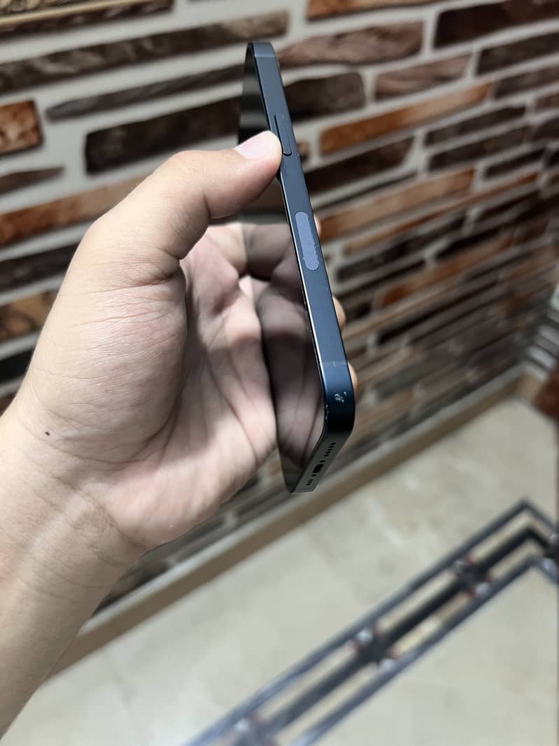 Apple iPhone 13 5
