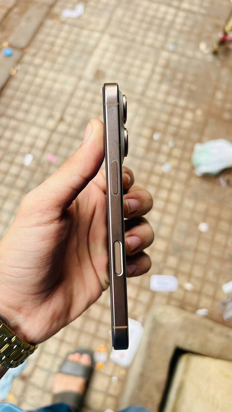 Apple iPhone 16 Pro 1