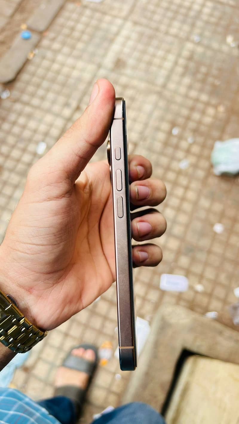 Apple iPhone 16 Pro 2