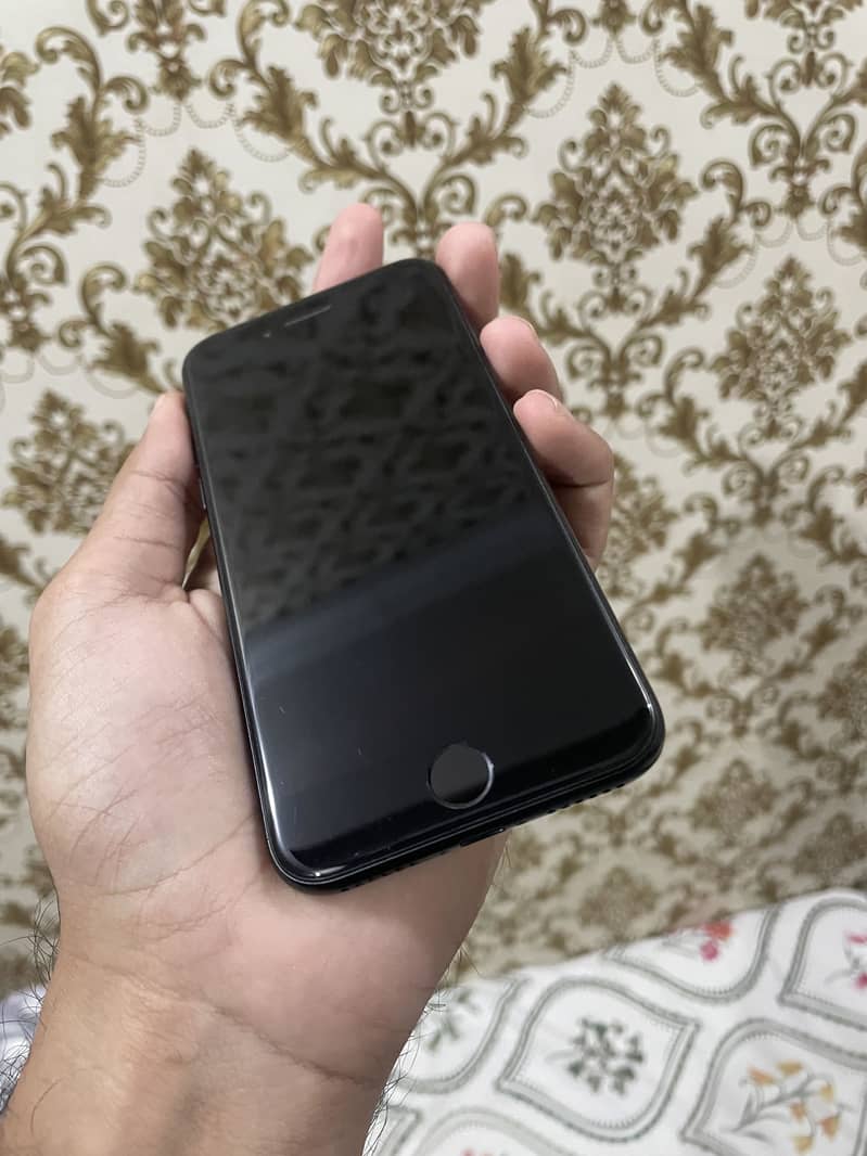 Apple iPhone SE 2nd generation 1