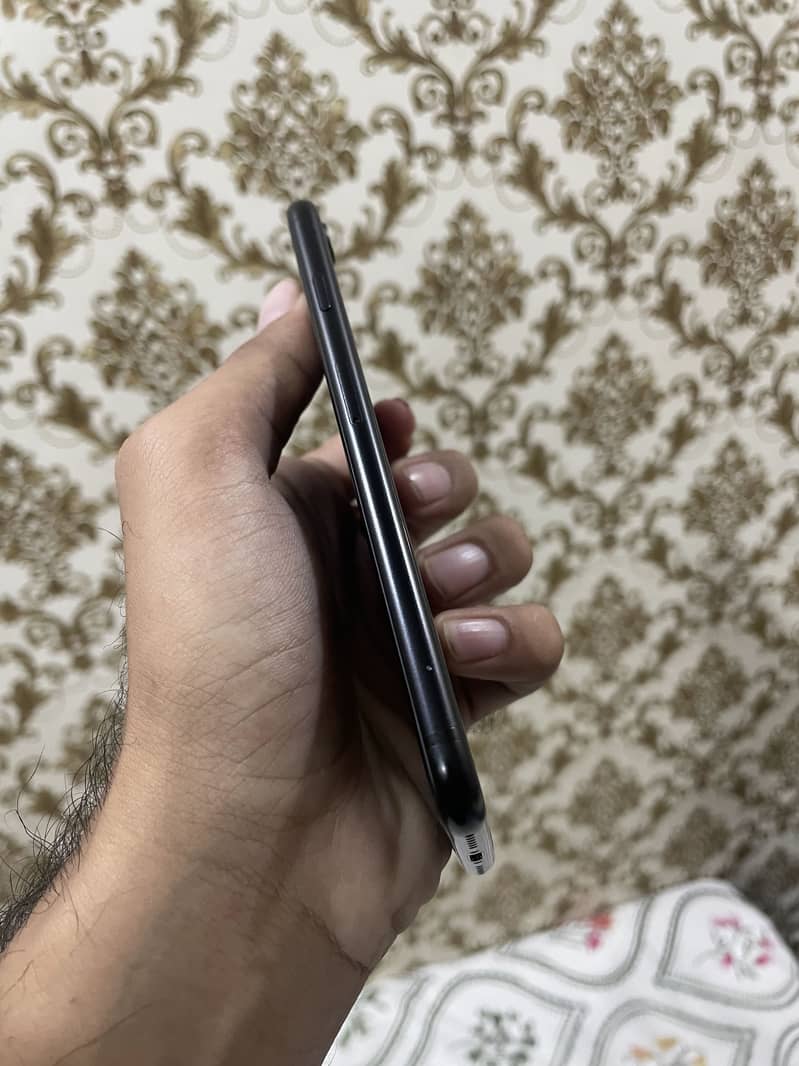 Apple iPhone SE 2nd generation 3