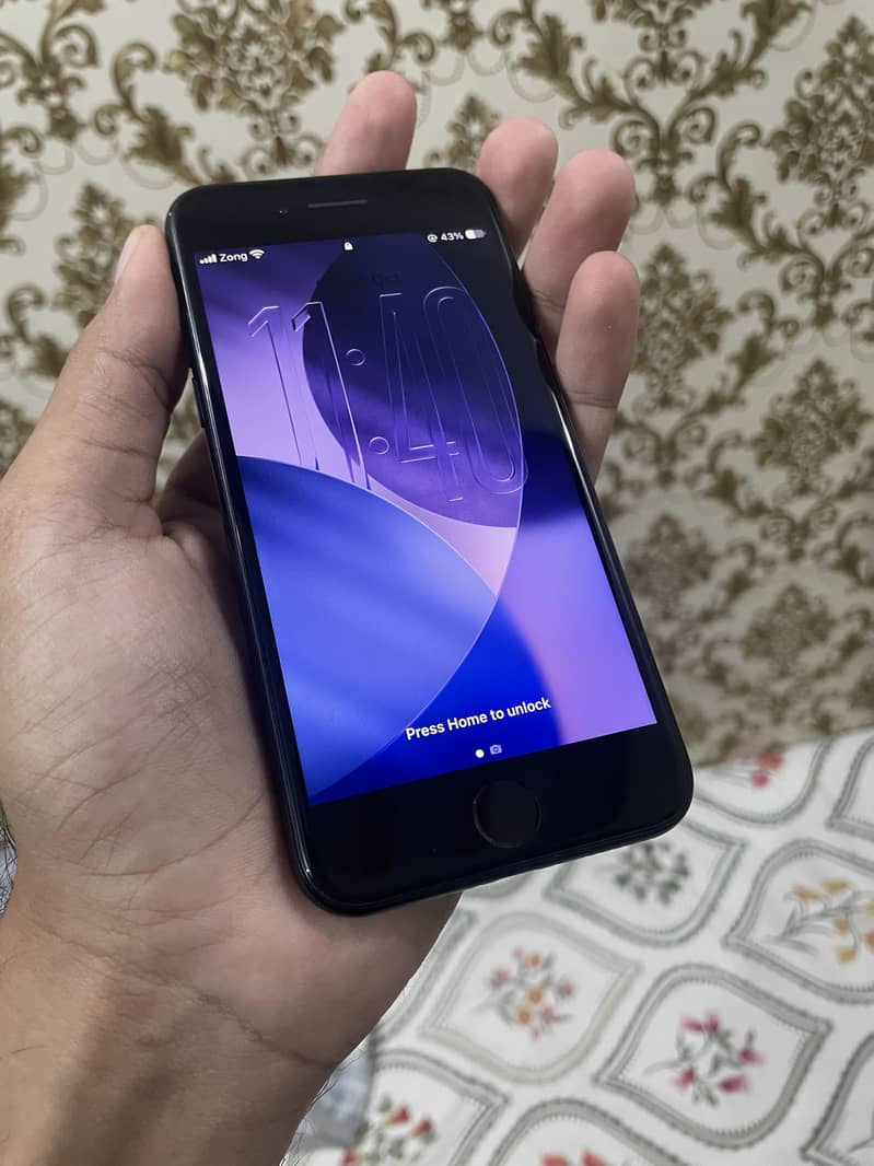 Apple iPhone SE 2nd generation 4