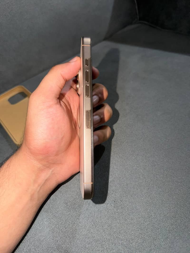 Apple iPhone 16 Pro Max 4