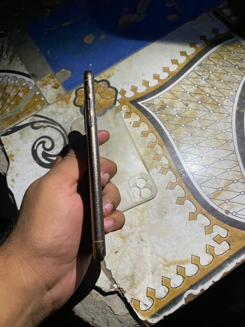 Apple iPhone 11 Pro Max 2