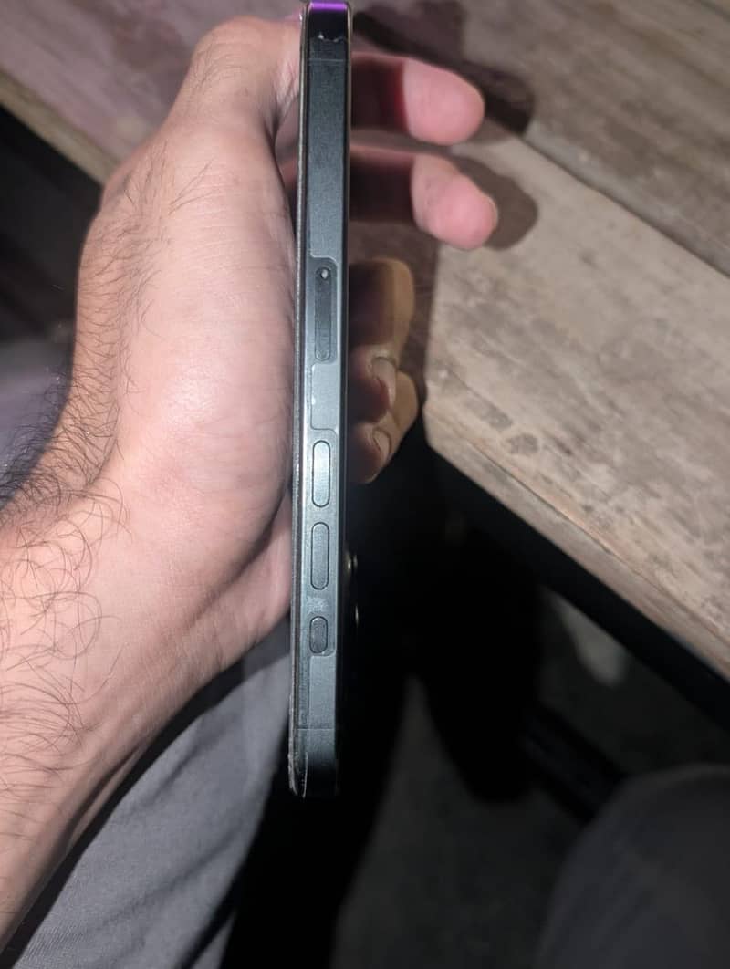 Apple iPhone 15 Pro 4