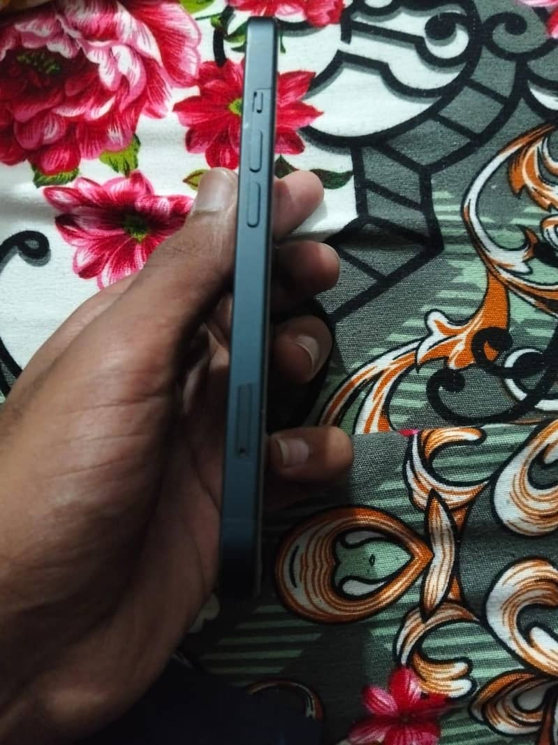 Apple iPhone 13 5
