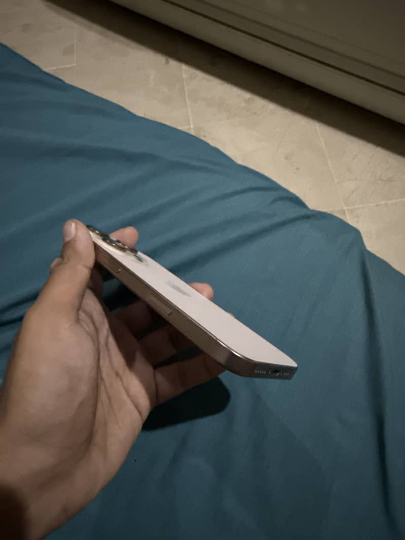 Apple iPhone 16 Pro 3