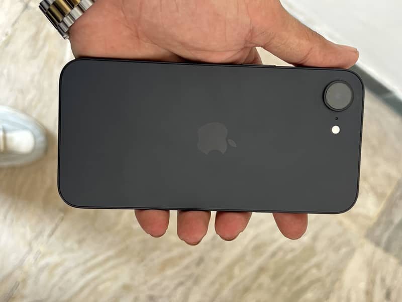 Apple iPhone 16e 0