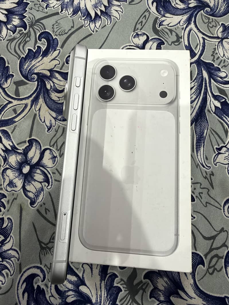 Apple iPhone 17 Pro Max 1