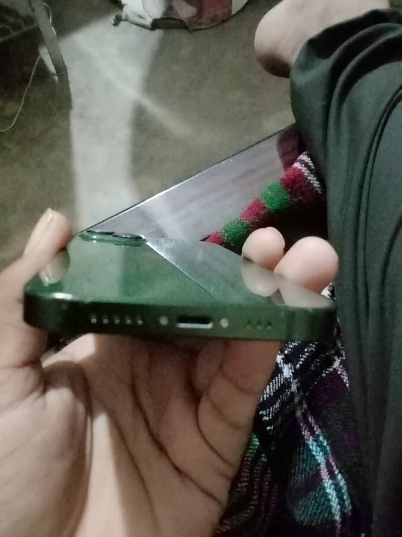 Apple iPhone 13 2