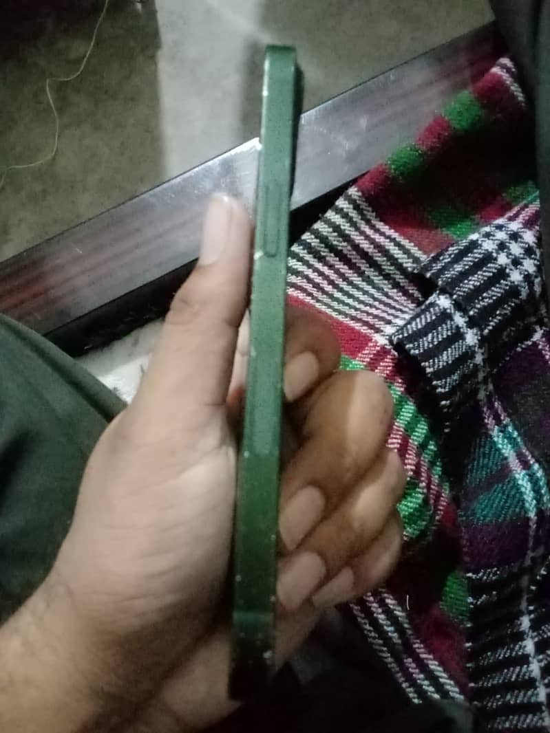Apple iPhone 13 8