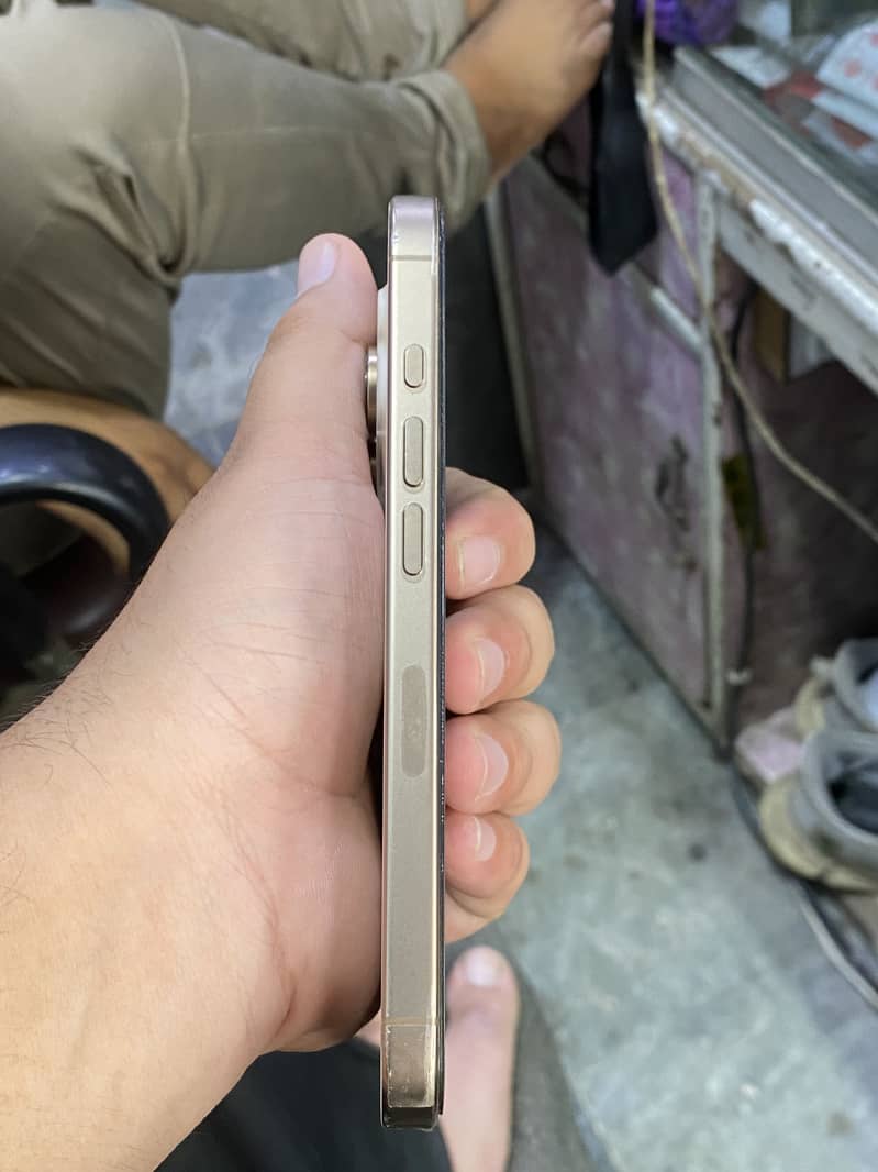 Apple iPhone 16 Pro 1