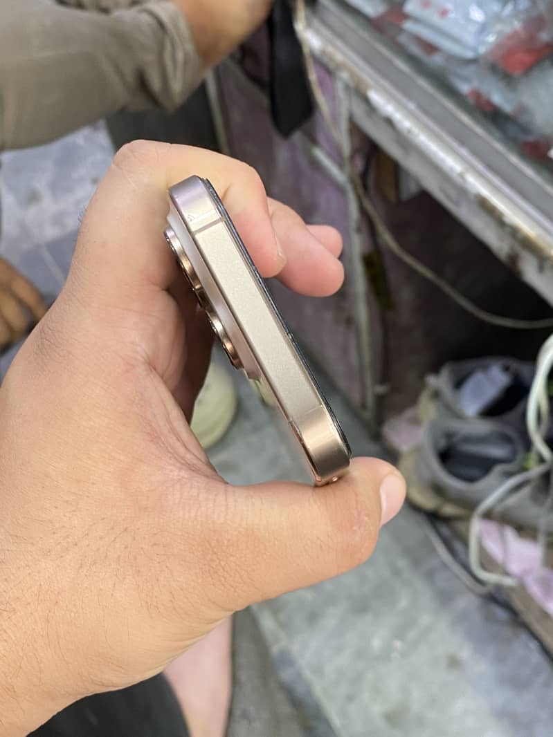 Apple iPhone 16 Pro 2