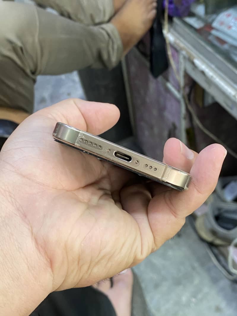 Apple iPhone 16 Pro 4
