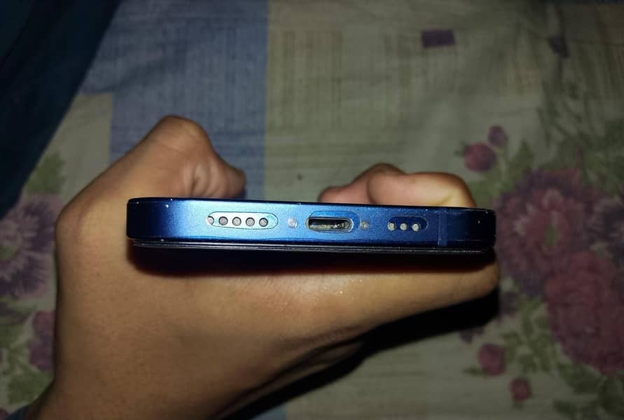 Apple iPhone 12 4